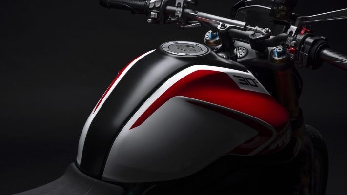 Llegar al suelo ducati monster