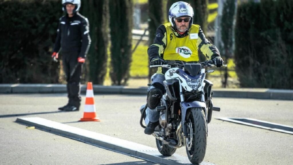 ¡Atención autoescuelas! Ofrece Upbikers a tus alumnos