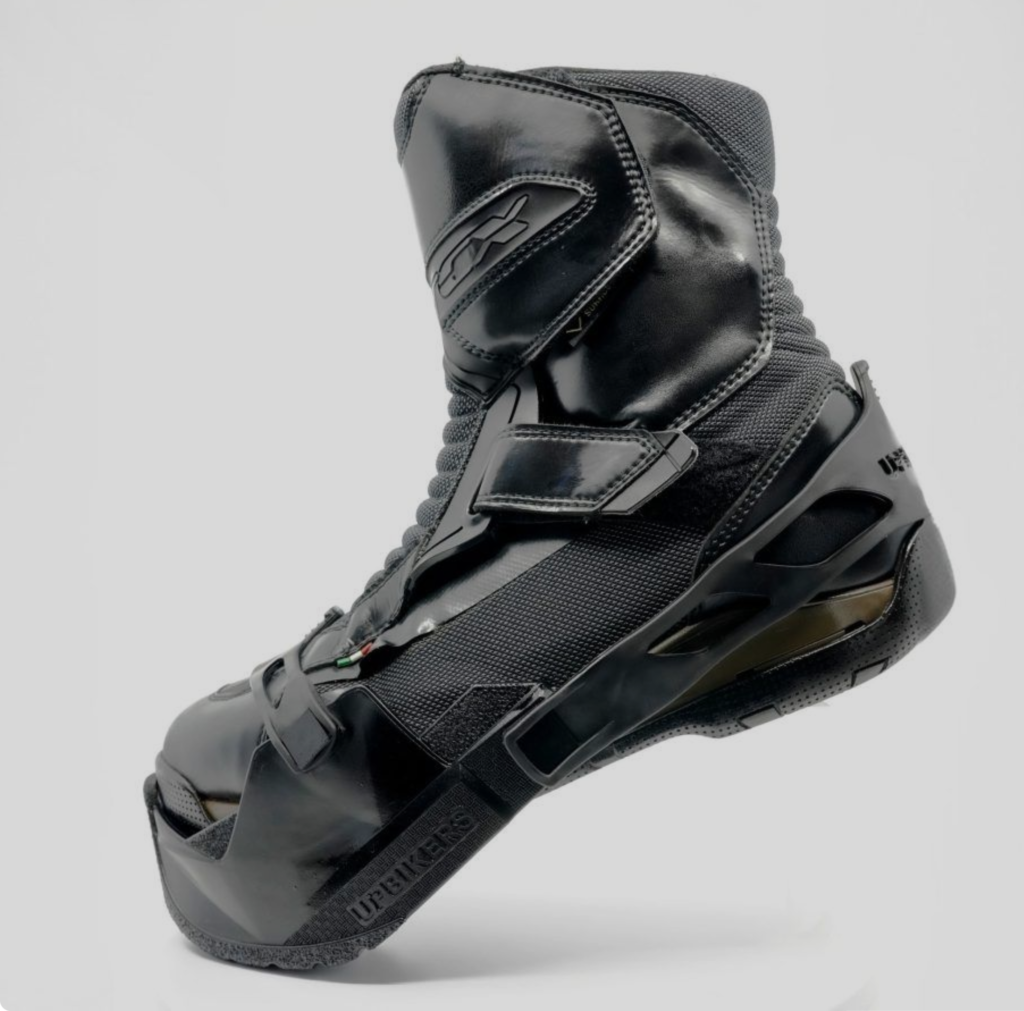 Bota de moto con Upbikers colocado