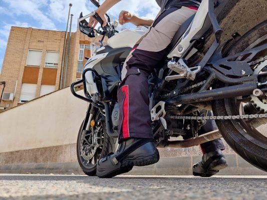 como-llegar-al-suelo-en-una-moto