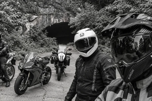 Grupo de moteros con sus motos